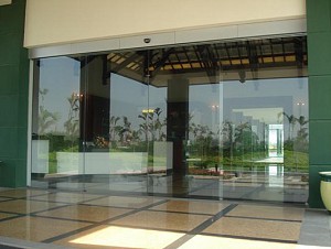 cửa tự động sử dụng kính cường lực